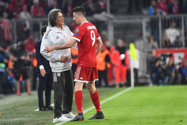 11.04.2018, xjhx, Fussball Champions League, FC Bayern Muenchen - FC Sevilla, emspor, v.l. Dr. Hans-Wilhelm Mueller-Wohlfahrt (FCB - FC Bayern Muenchen), Robert Lewandowski (FCB - FC Bayern Muenchen) Muenchen