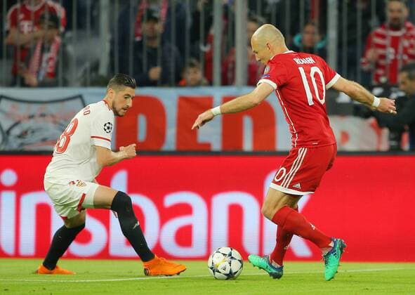 SOCCER - UEFA CL, Bayern vs Sevilla MUNICH,GERMANY,11.APR.18 - SOCCER - UEFA Champions League, quarter finals, FC Bayern Muenchen vs FC Sevilla. Image shows Sergio Escudero (Sevilla) and Arjen Robben (Bayern). GEPAxpictures xThomasxBachun