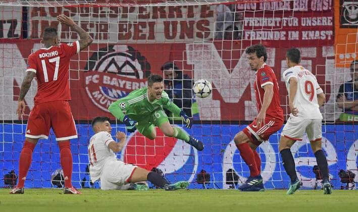 11.04.2018, Fussball UEFA Champions League 2017 2018, Viertelfinale Rückspiel, FC Bayern München - FC Sevilla, in der Allianzarena München. Torwart Sven Ulreich (FC Bayern München) fliegt über Joaquin Correa (FC Sevilla)
