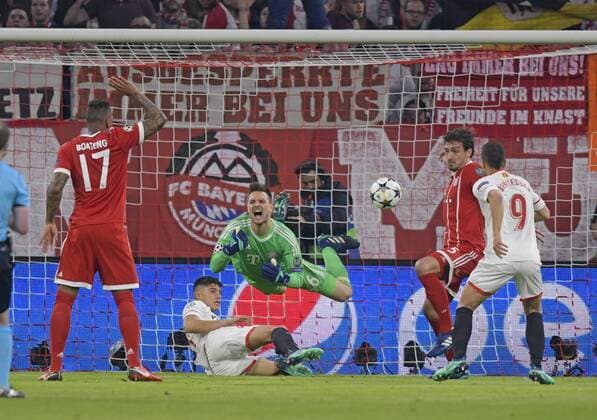11.04.2018, Fussball UEFA Champions League 2017 2018, Viertelfinale Rückspiel, FC Bayern München - FC Sevilla, in der Allianzarena München. Torwart Sven Ulreich (FC Bayern München) fliegt über Joaquin Correa (FC Sevilla)