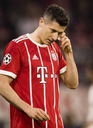 München, 11.04.2018 Robert Lewandowski (FCB) kühlt sein dickes Auge mit einem Eiswürfel FC Bayern München - FC Sevilla