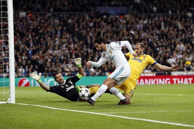 Fußball, CL, Real Madrid - Juventus Turin (l-r) goalkeeper Gianluigi Buffon of Juventus FC, Isco of Real Madrid, Giorgio Chiellini of Juventus FC during the UEFA Champions League quarter final match between Real Madrid and Juventus FC at the Santiago Bernabeu stadium on April 11, 2018 in Madrid, Spain UEFA Champions League 2017 2018 xVIxVIxImagesx xMauricexvanxSteenxIVx 10619218