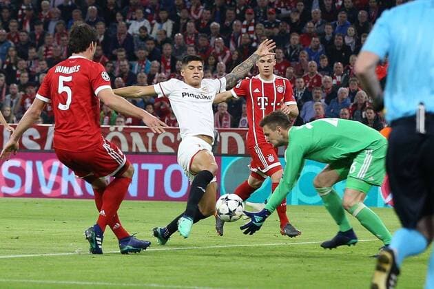 l-r: im Zweikampf, Aktion, mit Joaquin Correa 11 (FC Sevilla) und Sven Ulreich 26 (FC Bayern Muenchen), FC Bayern Muenchen vs. FC Sevilla, Fussball, Viertelfinale, Champions League, 11.04.2018 Muenchen Bayern Deutschland