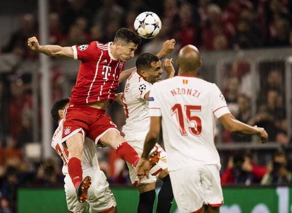 München, 11.04.2018 Hier verletzt sich Robert Lewandowski (FCB) am Auge FC Bayern München - FC Sevilla