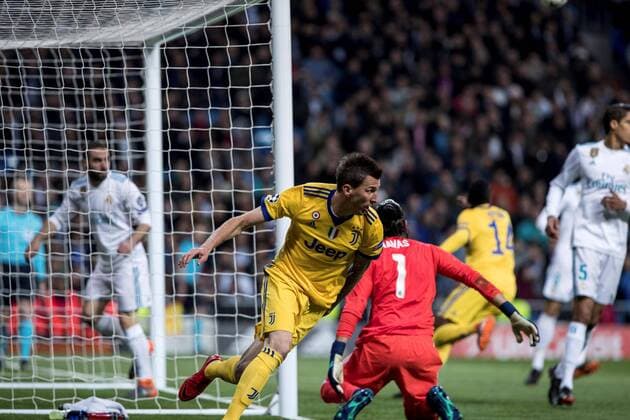 Juventus Mario Mandzukic (C) jubilates the first goal of the team against Real Madird during the UEFA Champions League quarter final second leg match between Real Madrid and Juventus at the Santiago Bernabeu stadium in Madrid, Spain, 11 April 2018. REAL MADRID VS. JUVENTUS !ACHTUNG: NUR REDAKTIONELLE NUTZUNG!  Copyright: xRodrigoxJimenezx MAD02 20180411-636590777877961820