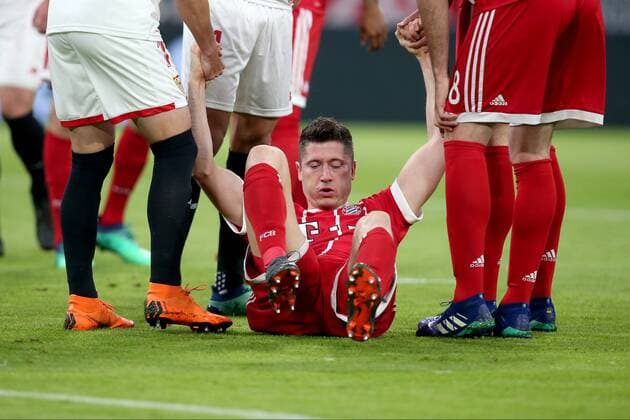 Robert Lewandowski (FC Bayern Muenchen 9) am Boden, FC Bayern Muenchen vs. FC Sevilla, Champions League, Viertelfinale, Fussball, 11.04.2018, Muenchen Copyright: xLanger Eibner-Pressefotox EP_HLR