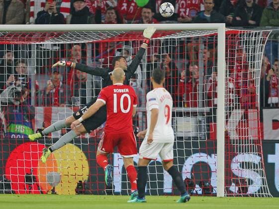 SOCCER - UEFA CL, Bayern vs Sevilla MUNICH,GERMANY,11.APR.18 - SOCCER - UEFA Champions League, quarter finals, FC Bayern Muenchen vs FC Sevilla. Image shows Arjen Robben (Bayern), David Soria and Wissam Ben Yedder (Sevilla). GEPAxpictures xThomasxBachun