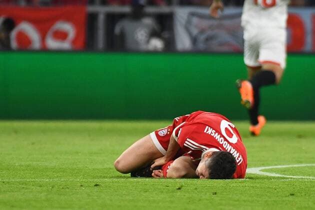11.04.2018, xjhx, Fussball Champions League, FC Bayern Muenchen - FC Sevilla, emspor, v.l. Robert Lewandowski (FCB - FC Bayern Muenchen) liegt am Boden Muenchen