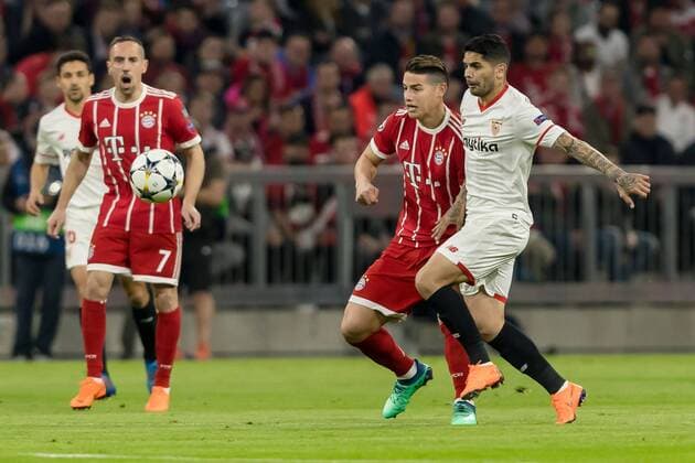 Muenchen, Deutschland 11.04.2018, UEFA Champions League - 2017 18 Season, Quarter-finals, Second leg, FC Bayern Muenchen - Sevilla FC , James Rodriguez (FCB) und Ever Banega (FCS) im Zweikampf ( DeFodi048