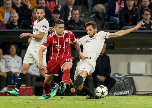 Muenchen, Deutschland 11.04.2018, UEFA Champions League - 2017 18 Season, Quarter-finals, Second leg, FC Bayern Muenchen - Sevilla FC , James Rodriguez (FCB) und Franco Vazquez (FCS) im Zweikampf ( DeFodi048