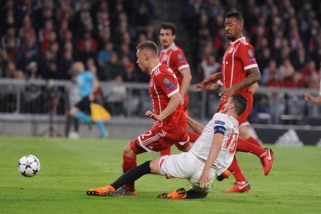 Torschuss von Sergio Escudero ( FC Sevilla 18 ), Joshua Kimmich (FC Bayern Muenchen) klaert , beim CL-Spiel zwischen FC Bayern Muenchen und FC Sevilla, 11.04.2018, Muenchen Copyright: xStuetzle xEibner-Pressefotox EP_EER
