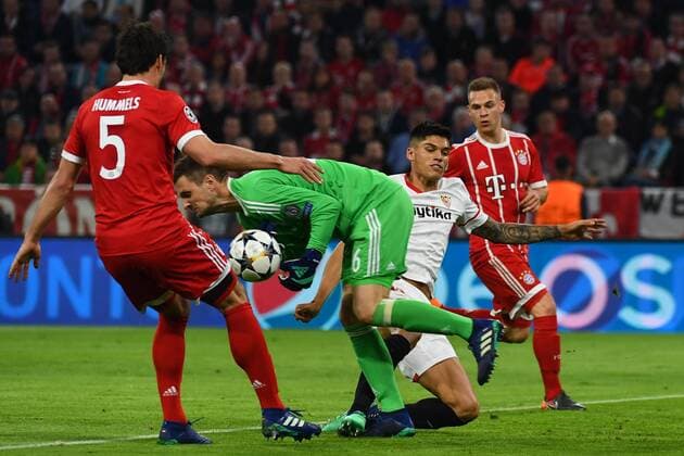 11.04.2018, xjhx, Fussball Champions League, FC Bayern Muenchen - FC Sevilla, emspor, v.l. Mats Hummels (FCB - FC Bayern Muenchen), Sven Ulreich (FCB - FC Bayern Muenchen), Joaquin Correa (Sevilla FC) Muenchen