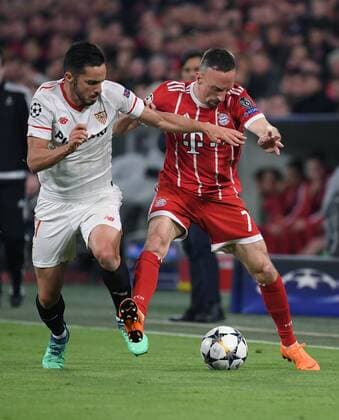 FUSSBALL CHAMPIONS LEAGUE SAISON 2017 2018 VIERTELFINALE RUECKSPIEL FC Bayern Muenchen - FC Sevilla 11.04.2018 Pablo Sarabia (li, FC Sevilla) gegen Franck Ribery (re, FC Bayern Muenchen) Muenchen