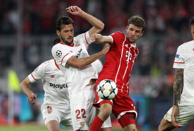 UEFA Champions League, FC Bayern München - Sevilla FC, Viertelfinale Rueckspiel Quarter-Finals 2nd leg, 11.04.2018 in der Allianz Arena, Saison 2017 18, xmdx, Franco VAZQUEZ (22, Sevilla FC), Thomas MUELLER MÜLLER (25, FC Bayern Muenchen) FC Bayern Muenchen - Sevilla FC