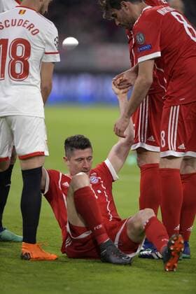11.04.2018, Fussball UEFA Champions League 2017 2018, Viertelfinale Rückspiel, FC Bayern München - FC Sevilla, in der Allianzarena München. Robert Lewandowski (FC Bayern München) verletzt