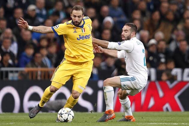 (l-r) Gonzalo Higuain of Juventus FC, Daniel Carvajal of Real Madrid during the UEFA Champions League quarter final match between Real Madrid and Juventus FC at the Santiago Bernabeu stadium on April 11, 2018 in Madrid, Spain UEFA Champions League 2017 2018 xVIxVIxImagesx xMauricexvanxSteenxIVx 10619292