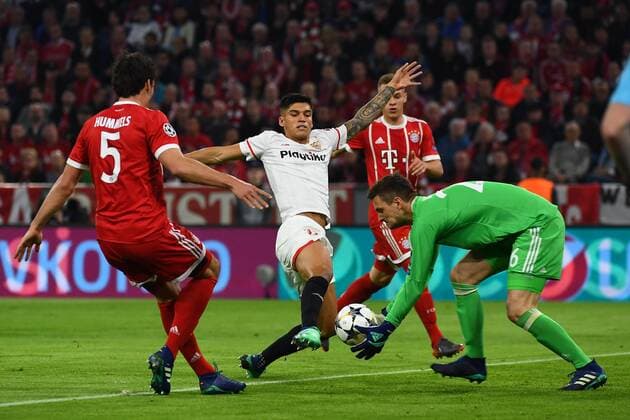 11.04.2018, xjhx, Fussball Champions League, FC Bayern Muenchen - FC Sevilla, emspor, v.l. Mats Hummels (FCB - FC Bayern Muenchen), Sven Ulreich (FCB - FC Bayern Muenchen), Joaquin Correa (Sevilla FC) Muenchen