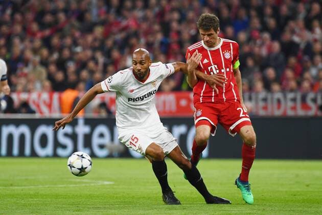 11.04.2018, xjhx, Fussball Champions League, FC Bayern Muenchen - FC Sevilla, emspor, v.l. Steven NZonzi (Sevilla FC), Thomas Mueller (FCB - FC Bayern Muenchen) Muenchen