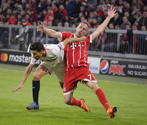 11.04.2018, Fussball UEFA Champions League 2017 2018, Viertelfinale Rückspiel, FC Bayern München - FC Sevilla, in der Allianzarena München. v.li: Ever Banega (FC Sevilla) sperrt Franck Ribery (FC Bayern München).