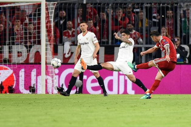 Clement Lenglet (FC Sevilla), Ever Banega (FC Sevilla), James Rodriguez (FC Bayern Muenchen). Deutschland, Muenchen: Fussball, UEFA Champions League, Viertelfinale 2 Spiel: FC Bayern Muenchen vs FC Sevilla am 11.04.2018, Allianz Arena.