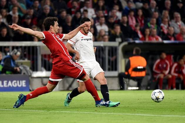 Mats Hummels (FC Bayern Muenchen), Pablo Sarabia (FC Sevilla). Deutschland, Muenchen: Fussball, UEFA Champions League, Viertelfinale 2 Spiel: FC Bayern Muenchen vs FC Sevilla am 11.04.2018, Allianz Arena.