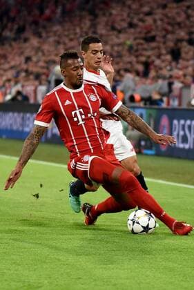 Jerome Boateng (FC Bayern Muenchen), Wissam Ben Yedder (FC Sevilla). Deutschland, Muenchen: Fussball, UEFA Champions League, Viertelfinale 2 Spiel: FC Bayern Muenchen vs FC Sevilla am 11.04.2018, Allianz Arena.