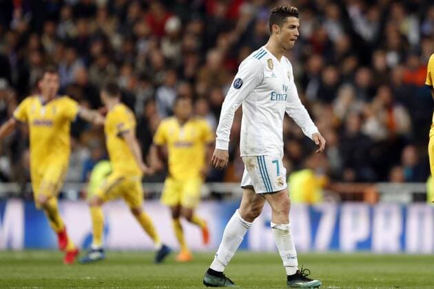 (l-r)Mario Mandzukic of Juventus FC, Cristiano Ronaldo of Real Madrid during the UEFA Champions League quarter final match between Real Madrid and Juventus FC at the Santiago Bernabeu stadium on April 11, 2018 in Madrid, Spain UEFA Champions League 2017 2018 xVIxVIxImagesx xMauricexvanxSteenxIVx 10619299