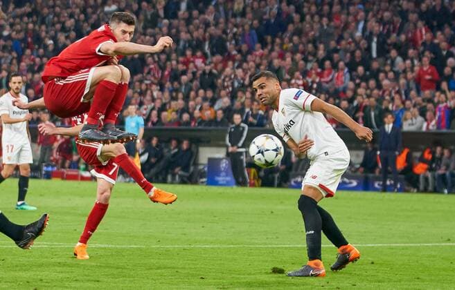 Bilder des Tages - SPORT Franck RIBERY, FCB 7 Torschuss, schiesst aufs Tor, schiessen, zieht ab, Spannschuss , Freistoss, Robert LEWANDOWSKI, FCB 9 springt hoch, Mariano FERREIRA, Sevilla 25 rechts FC BAYERN MUENCHEN - FC SEVILLA Viertelfinale Rueckspiel, Fussball UEFA Champions League, Muenchen, Deutschland 11.04.2018 CL Saison 2017 2018, FCB,
