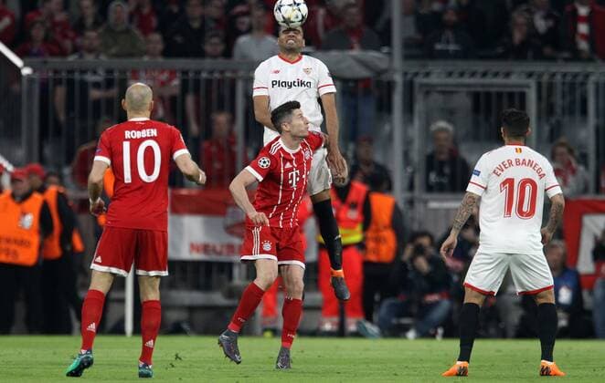 UEFA Champions League, FC Bayern München - Sevilla FC, Viertelfinale Rueckspiel Quarter-Finals 2nd leg, 11.04.2018 in der Allianz Arena, Saison 2017 18, xmdx, Gabriel MERCADO (25, Sevilla FC), Robert LEWANDOWSKI (9, FC Bayern Muenchen) FC Bayern Muenchen - Sevilla FC
