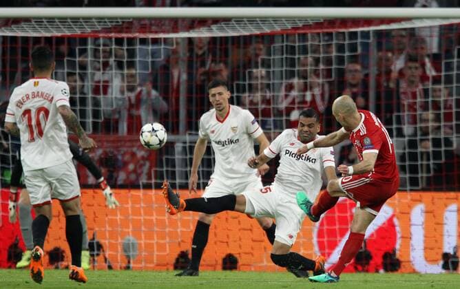 UEFA Champions League, FC Bayern München - Sevilla FC, Viertelfinale Rueckspiel Quarter-Finals 2nd leg, 11.04.2018 in der Allianz Arena, Saison 2017 18, xmdx, Arjen ROBBEN (10, FC Bayern Muenchen) vergibt torchance, Clement LENGLET (5, Sevilla FC) dazwischen FC Bayern Muenchen - Sevilla FC