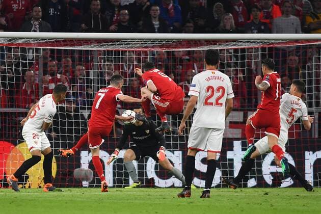 11.04.2018, xjhx, Fussball Champions League, FC Bayern Muenchen - FC Sevilla, emspor, v.l. Franck Ribery (FCB - FC Bayern Muenchen), Robert Lewandowski (FCB - FC Bayern Muenchen) Torschuss David Soria (Sevilla FC) haelt den Ball Muenchen