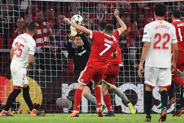Bilder des Tages - SPORT 11.04.2018, xjhx, Fussball Champions League, FC Bayern Muenchen - FC Sevilla, emspor, v.l. Franck Ribery (FCB - FC Bayern Muenchen), Robert Lewandowski (FCB - FC Bayern Muenchen) Torschuss David Soria (Sevilla FC) haelt den Ball Muenchen