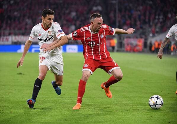 FUSSBALL CHAMPIONS LEAGUE SAISON 2017 2018 VIERTELFINALE RUECKSPIEL FC Bayern Muenchen - FC Sevilla 11.04.2018 Franck Ribery (re, FC Bayern Muenchen) gegen Jesus Navas (li, FC Sevilla) Muenchen