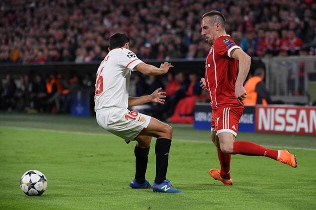 FUSSBALL CHAMPIONS LEAGUE SAISON 2017 2018 VIERTELFINALE RUECKSPIEL FC Bayern Muenchen - FC Sevilla 11.04.2018 Franck Ribery (li, FC Bayern Muenchen) gegen Jesus Navas (re, FC Sevilla) Muenchen