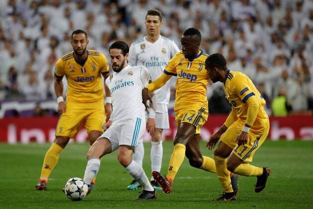 Juventus Blaise Matuidi (2R) vies for the ball with Real Madrid s Isco Alarcon (C) during the UEFA Champions League quarter final second leg match between Real Madrid and Juventus at the Santiago Bernabeu stadium in Madrid, Spain, 11 April 2018. REAL MADRID VS. JUVENTUS !ACHTUNG: NUR REDAKTIONELLE NUTZUNG!  Copyright: xJuanJoxMartinx MAD10 20180411-636590790562258841