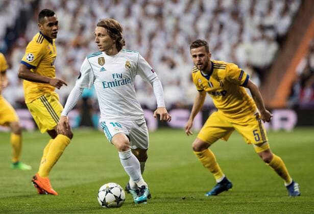 Juventus Miralem Pjanic (R) vies for the ball with Real Madrid s Luka Modric during the UEFA Champions League quarter final second leg match between Real Madrid and Juventus at the Santiago Bernabeu stadium in Madrid, Spain, 11 April 2018. REAL MADRID VS. JUVENTUS !ACHTUNG: NUR REDAKTIONELLE NUTZUNG!  Copyright: xRodrigoxJimenezx MAD12 20180411-636590791875537735