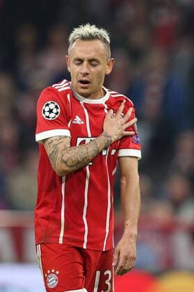 Rafinha 13 (FC Bayern Muenchen) verletzt an der Schulter, FC Bayern Muenchen vs. FC Sevilla, Fussball, Viertelfinale, Champions League, 11.04.2018 Muenchen Bayern Deutschland