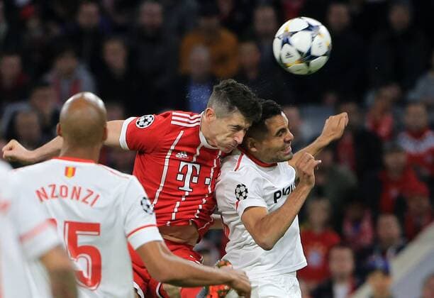 Themen der Woche - SPORT KW15 Bilder des Tages - SPORT 20180411, Viertelfinale CL, FC Bayern vs FC Sevilla, Allianz Arena, Fussball, im Bild: Robert Lewandowski (FCB) holt sich ein Boyle vs Gabriel Mercado (FC Sevilla)