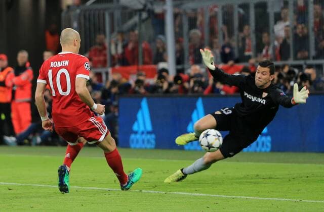 20180411, Viertelfinale CL, FC Bayern vs Sevilla, Allianz Arena, Fussball, im Bild: Arjen Robben (FCB) vs David Soria (FC Sevilla)