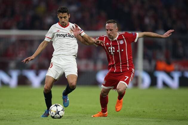 l-r: im Zweikampf, Aktion, mit Jesus Navas 16 (FC Sevilla) und Franck Ribery 7 (FC Bayern Muenchen), FC Bayern Muenchen vs. FC Sevilla, Fussball, Viertelfinale, Champions League, 11.04.2018 Muenchen Bayern Deutschland
