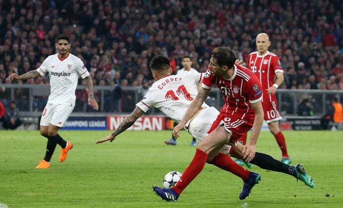 UEFA Champions League, FC Bayern München - Sevilla FC, Viertelfinale Rueckspiel Quarter-Finals 2nd leg, 11.04.2018 in der Allianz Arena, Saison 2017 18, xmdx, Joaquin CORREA (11, Sevilla FC), Javier MARTINEZ (8, FC Bayern Muenchen) FC Bayern Muenchen - Sevilla FC