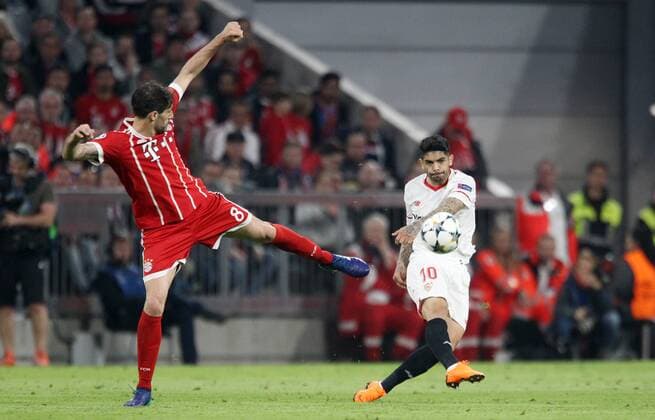 UEFA Champions League, FC Bayern München - Sevilla FC, Viertelfinale Rueckspiel Quarter-Finals 2nd leg, 11.04.2018 in der Allianz Arena, Saison 2017 18, xmdx, Javier MARTINEZ (8, FC Bayern Muenchen), Ever BANEGA (10, Sevilla FC) FC Bayern Muenchen - Sevilla FC