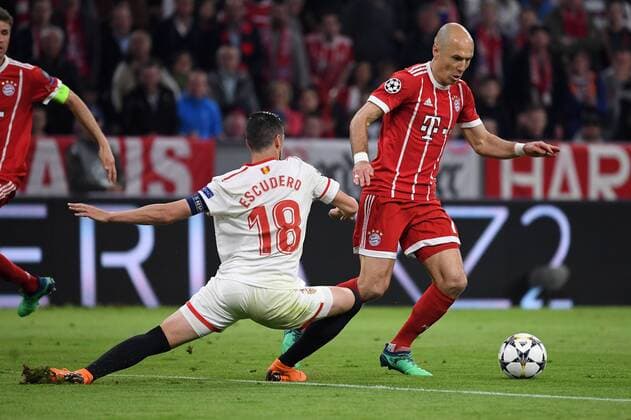 FUSSBALL CHAMPIONS LEAGUE SAISON 2017 2018 VIERTELFINALE RUECKSPIEL FC Bayern Muenchen - FC Sevilla 11.04.2018 Sergio Escudero (li, FC Sevilla) gegen Arjen Robben (re, FC Bayern Muenchen) Muenchen