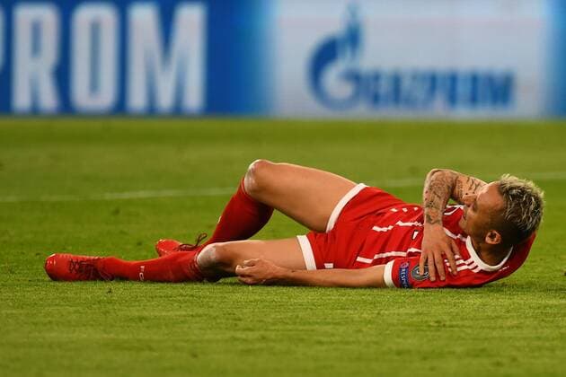 11.04.2018, xjhx, Fussball Champions League, FC Bayern Muenchen - FC Sevilla, emspor, v.l. Rafinha (FCB - FC Bayern Muenchen) liegt verletzt am Boden muss behandelt werden Muenchen
