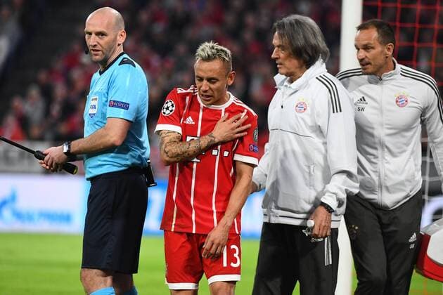 11.04.2018, xjhx, Fussball Champions League, FC Bayern Muenchen - FC Sevilla, emspor, v.l. Dr. Hans-Wilhelm Mueller-Wohlfahrt (FCB - FC Bayern Muenchen), Rafinha (FCB - FC Bayern Muenchen) muss behandelt werden Muenchen