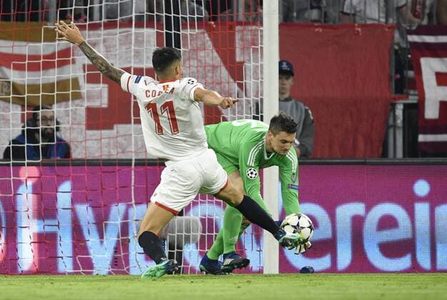 Bilder des Tages - SPORT Torwart Sven Ulreich FC Bayern München rettet vor Joaquin Correa FC Sevilla Aktion FC Bayern München FCB vs FC Sevilla UEFA Champions-League CL Viertelfinale Rückspiel Spiel 2 Saison 2017 2018 München Allianz Arena 11.04.2018 FC Bayern München FCB vs FC Sevilla
