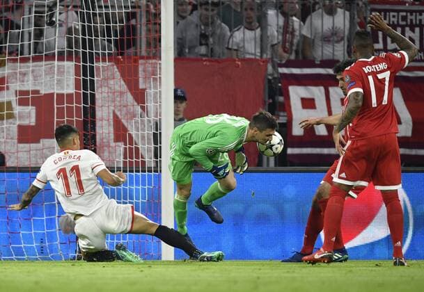 Torwart Sven Ulreich FC Bayern München rettet vor Joaquin Correa FC Sevilla Aktion FC Bayern München FCB vs FC Sevilla UEFA Champions-League CL Viertelfinale Rückspiel Spiel 2 Saison 2017 2018 München Allianz Arena 11.04.2018 FC Bayern München FCB vs FC Sevilla