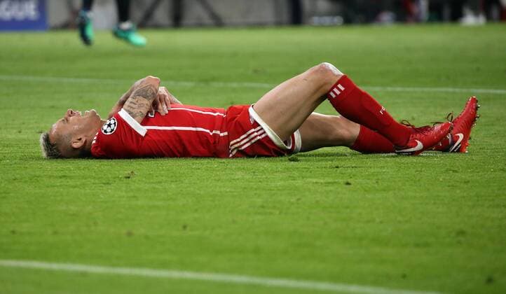 UEFA Champions League, FC Bayern München - Sevilla FC, Viertelfinale Rueckspiel Quarter-Finals 2nd leg, 11.04.2018 in der Allianz Arena, Saison 2017 18, xmdx, RAFINHA (13, FC Bayern Muenchen) verletzt sich an der schulter, FC Bayern Muenchen - Sevilla FC