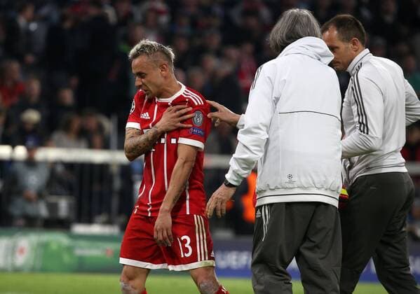 UEFA Champions League, FC Bayern München - Sevilla FC, Viertelfinale Rueckspiel Quarter-Finals 2nd leg, 11.04.2018 in der Allianz Arena, Saison 2017 18, xmdx, RAFINHA (13, FC Bayern Muenchen) verletzt sich an der schulter, FC Bayern Muenchen - Sevilla FC