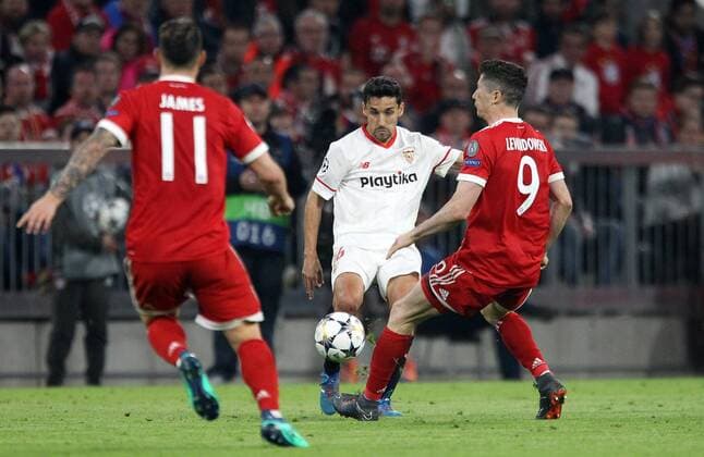 UEFA Champions League, FC Bayern München - Sevilla FC, Viertelfinale Rueckspiel Quarter-Finals 2nd leg, 11.04.2018 in der Allianz Arena, Saison 2017 18, xmdx, Jesus NAVAS (16, Sevilla FC), Robert LEWANDOWSKI (9, FC Bayern Muenchen) FC Bayern Muenchen - Sevilla FC